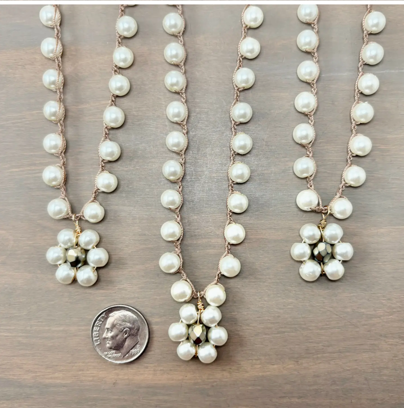 Twist Style Glass Pearl Pendant Necklace